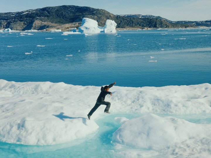 Junge springt in Kullorsuaq, Grönland über Eisfeld.